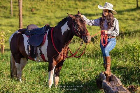 Fotografia de 15 anos na cidade de São Gotardo-MG. Ensaio foto, ensaio com flores. Ensaio 15 anos, book de 15 anos, foto com cavalo, ensaio com cavalo, cavalos'