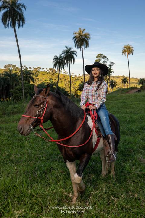 Fotografia de 15 anos na cidade de São Gotardo-MG. Ensaio foto, ensaio com flores. Ensaio 15 anos, book de 15 anos, foto com cavalo, ensaio com cavalo, cavalos'