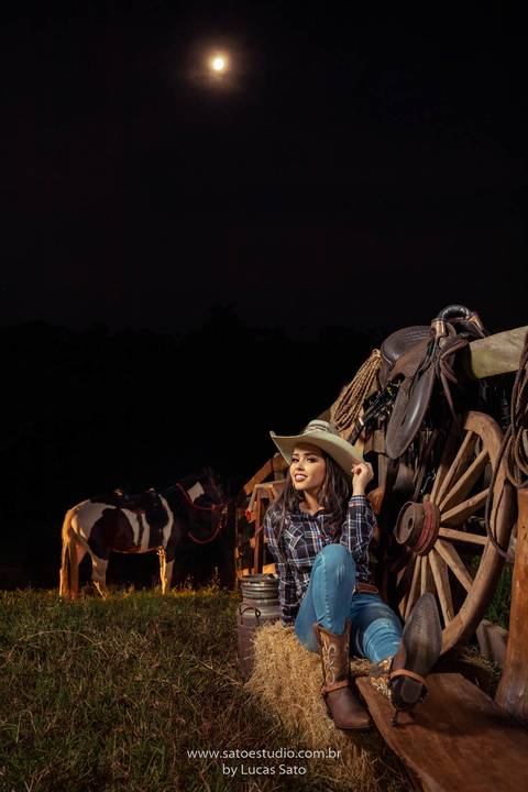 Fotografia de 15 anos na cidade de São Gotardo-MG. Ensaio foto, ensaio com flores. Ensaio 15 anos, book de 15 anos, foto com cavalo, ensaio com cavalo, cavalos'