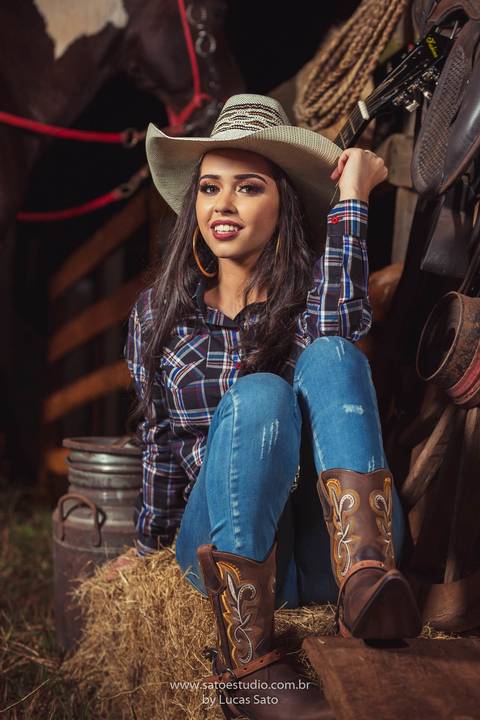 Fotografia de 15 anos na cidade de São Gotardo-MG. Ensaio foto, ensaio com flores. Ensaio 15 anos, book de 15 anos, foto com cavalo, ensaio com cavalo, cavalos'