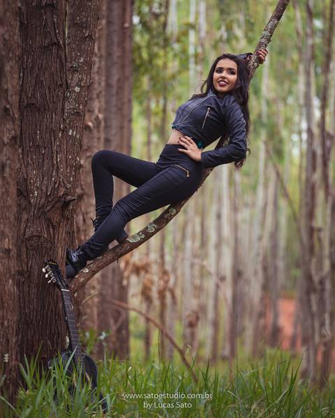 Ensaio na cidade de sao gotardo-mg, foto na arvore, book na natureza, 15 anos, tumblr'