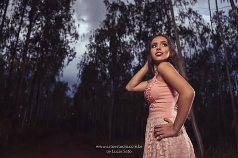 Ensaio na cidade de sao gotardo-mg, foto na arvore, book na natureza, 15 anos, tumblr'