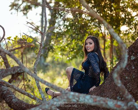 Ensaio na cidade de sao gotardo-mg, foto na arvore, book na natureza, 15 anos, tumblr'