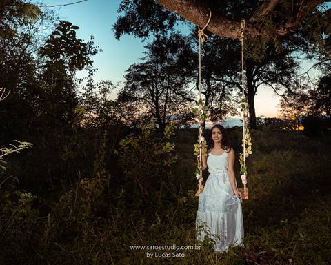 Ensaio na cidade de sao gotardo-mg, foto na arvore, book na natureza, 15 anos, tumblr, foto com balanço'