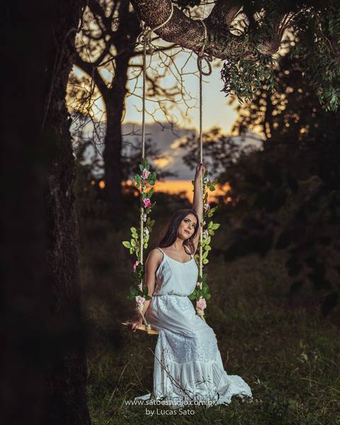 Ensaio na cidade de sao gotardo-mg, foto na arvore, book na natureza, 15 anos, tumblr, foto com balanço'