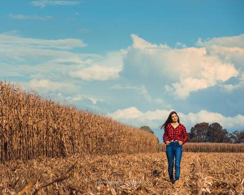 A fotografia de 15 anos realizado na cidade de São Gotardo-MG. Ensaio externo, Ensaio 15 anos. Ensaio no milharal
#15anos #fotofeminina #fotografiadebook #agro #aspoderosas #fotografiade15anos #ensaio15anos #agro #15agro #vestidoparaensaio'