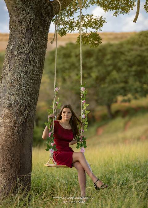 A fotografia de 15 anos com balanço florido realizado na cidade de São Gotardo-MG. Ensaio externo, Ensaio 15 anos. 
#15anos #fotofeminina #fotografiadebook #ensaiocombalanço #fotografiade15anos #ensaio15anos #balanço #balanco #vestidoparaensaio'
