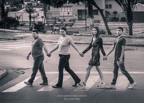 Fotografia de família realizada na cidade de São Gotardo-MG. Foto de família preto e branco #pb #15anos #fotodefamilia #caminhando #ensaiofamilia'