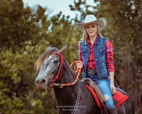 Ensaio 15 anos realizado na região de Matutina-MG com cavalo. Ensaio 15 anos e debutante com estilos variados.
#15anos #vestido #ensaioexterno #cowgirl #loiralinda #ensaiocomchapeu #ensaiocomcavalo'