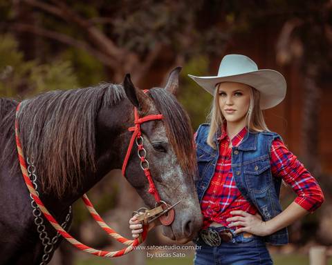 Ensaio 15 anos realizado na região de Matutina-MG com cavalo. Ensaio 15 anos e debutante com estilos variados.
#15anos #vestido #ensaioexterno #cowgirl #loiralinda #ensaiocomchapeu #ensaiocomcavalo'