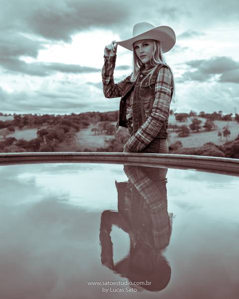 Ensaio 15 anos realizado na região de Matutina-MG com cavalo. Ensaio 15 anos e debutante com estilos variados.
#15anos #vestido #ensaioexterno #cowgirl #loiralinda #ensaiocomchapeu #ensaiocomcavalo'