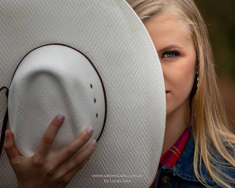 Ensaio 15 anos realizado na região de Matutina-MG no estilo country cowgirl. Ensaio 15 anos e debutante com estilos variados.
#15anos #vestido #ensaioexterno #cowgirl #loiralinda #ensaiocomchapeu'