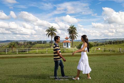 Fotografia do ensaio pos casamento, pos wedding realizado na Capela Santo Antonio em Arapuá-MG.
#poswedding #poscasamento '