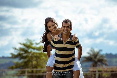 Fotografia do ensaio pos casamento, pos wedding realizado na Capela Santo Antonio em Arapuá-MG.
#poswedding #poscasamento '