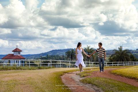 Fotografia do ensaio pos casamento, pos wedding realizado na Capela Santo Antonio em Arapuá-MG.
#poswedding #poscasamento '