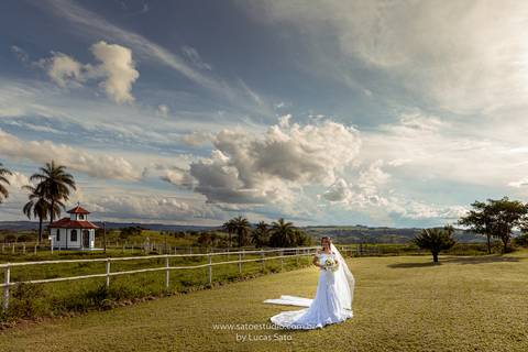 Fotografia do ensaio pos casamento da Rafaela e Farnese, pos wedding realizado na Capela Santo Antonio em Arapuá-MG.
#poswedding #poscasamento 
#vestidodenoiva #buquenoiva'