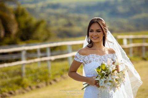 Fotografia do ensaio pos casamento da Rafaela e Farnese, pos wedding realizado na Capela Santo Antonio em Arapuá-MG.
#poswedding #poscasamento 
#vestidodenoiva #buquenoiva'