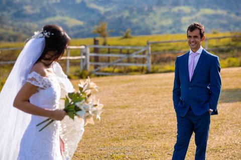 Fotografia do ensaio pos casamento da Rafaela e Farnese, pos wedding realizado na Capela Santo Antonio em Arapuá-MG.
#poswedding #poscasamento 
#vestidodenoiva #buquenoiva'