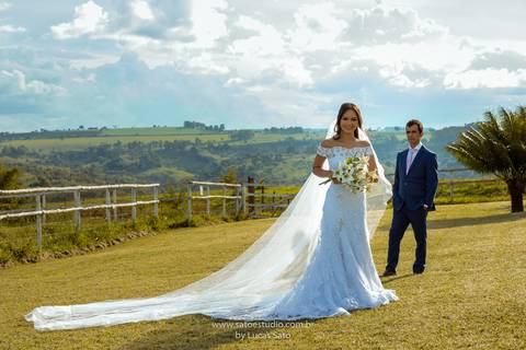 Fotografia do ensaio pos casamento da Rafaela e Farnese, pos wedding realizado na Capela Santo Antonio em Arapuá-MG.
#poswedding #poscasamento 
#vestidodenoiva #buquenoiva'