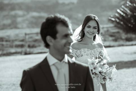 Fotografia do ensaio pos casamento da Rafaela e Farnese, pos wedding realizado na Capela Santo Antonio em Arapuá-MG.
#poswedding #poscasamento 
#vestidodenoiva #buquenoiva'