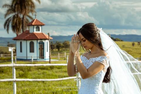 Fotografia do ensaio pos casamento da Rafaela e Farnese, pos wedding realizado na Capela Santo Antonio em Arapuá-MG.
#poswedding #poscasamento 
#vestidodenoiva #buquenoiva'