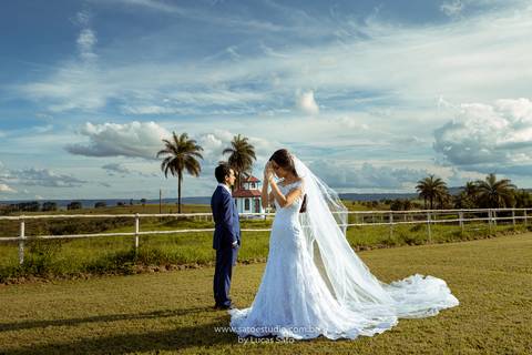 Fotografia do ensaio pos casamento da Rafaela e Farnese, pos wedding realizado na Capela Santo Antonio em Arapuá-MG.
#poswedding #poscasamento 
#vestidodenoiva #buquenoiva'