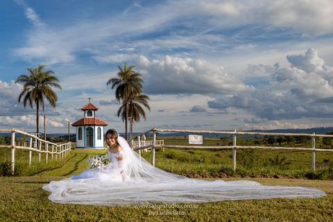 Fotografia do ensaio pos casamento da Rafaela e Farnese, pos wedding realizado na Capela Santo Antonio em Arapuá-MG.
#poswedding #poscasamento 
#vestidodenoiva #buquenoiva'