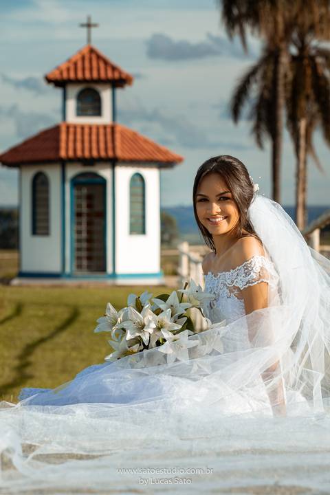 Fotografia do ensaio pos casamento da Rafaela e Farnese, pos wedding realizado na Capela Santo Antonio em Arapuá-MG.
#poswedding #poscasamento 
#vestidodenoiva #buquenoiva'