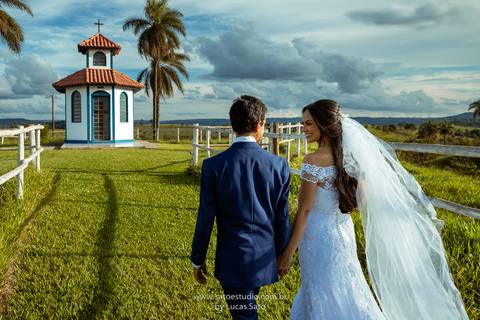 Fotografia do ensaio pos casamento da Rafaela e Farnese, pos wedding realizado na Capela Santo Antonio em Arapuá-MG.
#poswedding #poscasamento 
#vestidodenoiva #buquenoiva'