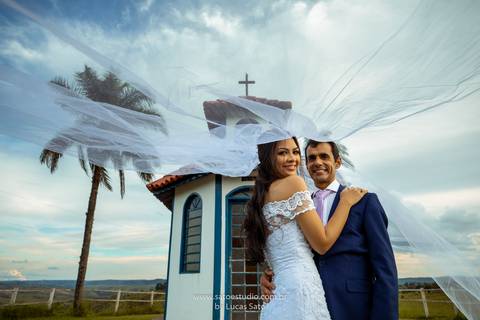 Fotografia do ensaio pos casamento da Rafaela e Farnese, pos wedding realizado na Capela Santo Antonio em Arapuá-MG.
#poswedding #poscasamento 
#vestidodenoiva #buquenoiva'