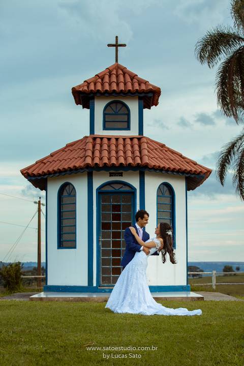 Fotografia do ensaio pos casamento da Rafaela e Farnese, pos wedding realizado na Capela Santo Antonio em Arapuá-MG.
#poswedding #poscasamento 
#vestidodenoiva #buquenoiva'