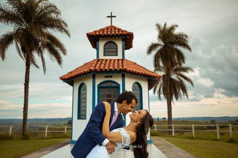 Fotografia do ensaio pos casamento da Rafaela e Farnese, pos wedding realizado na Capela Santo Antonio em Arapuá-MG.
#poswedding #poscasamento 
#vestidodenoiva #buquenoiva'