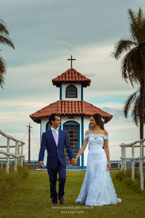 Fotografia do ensaio pos casamento da Rafaela e Farnese, pos wedding realizado na Capela Santo Antonio em Arapuá-MG.
#poswedding #poscasamento 
#vestidodenoiva #buquenoiva'