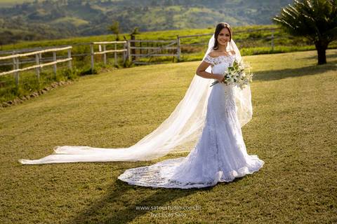 Fotografia de pós de casamento em Arapuá da Rafaela e Farnese. Vestido de noiva da Andrea Bernardes. #noivas #casamento #saogotardo #lucas-sato-fotografia'