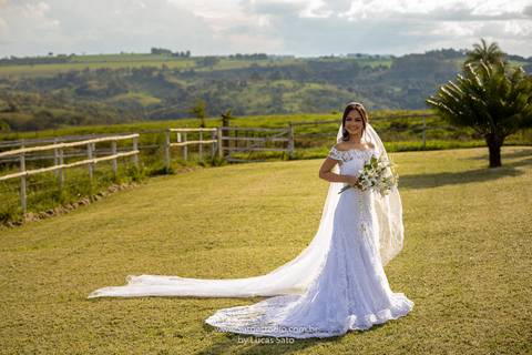 Fotografia de pós de casamento em Arapuá da Rafaela e Farnese. Vestido de noiva da Andrea Bernardes. #noivas #casamento #saogotardo #lucas-sato-fotografia'