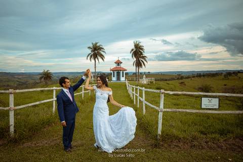 Fotografia de pós de casamento em Arapuá da Rafaela e Farnese na Capela Santo Antônio.Vestido de noiva da Andrea Bernardes. #noivas #casamento #saogotardo #lucas-sato-fotografia '