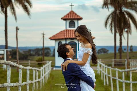 Fotografia de pós de casamento em Arapuá da Rafaela e Farnese na Capela Santo Antônio.Vestido de noiva da Andrea Bernardes. #noivas #casamento #saogotardo #lucas-sato-fotografia '