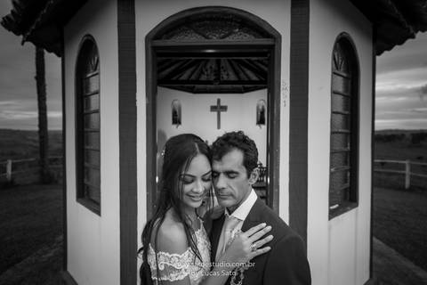 Fotografia de pós de casamento em Arapuá da Rafaela e Farnese na Capela Santo Antônio.Vestido de noiva da Andrea Bernardes. #noivas #casamento #saogotardo #lucas-sato-fotografia '
