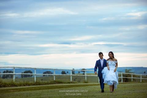Fotografia de pós de casamento em Arapuá da Rafaela e Farnese na Capela Santo Antônio.Vestido de noiva da Andrea Bernardes. #noivas #casamento #saogotardo #lucas-sato-fotografia '