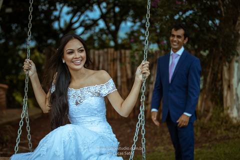 Fotografia de pós de casamento em Arapuá da Rafaela e Farnese na Capela Santo Antônio.Vestido de noiva da Andrea Bernardes. #noivas #casamento #saogotardo #lucas-sato-fotografia #balanço'