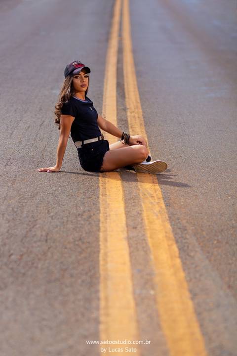 Foto no asfalto, no meio da rodovia para comemorar os 15 anos. #tumblr #asfalto #ensaio15anos'