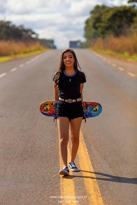 Foto no asfalto, no meio da rodovia com skate para comemorar os 15 anos. #tumblr #asfalto #ensaio15anos #ensaiocomskate'