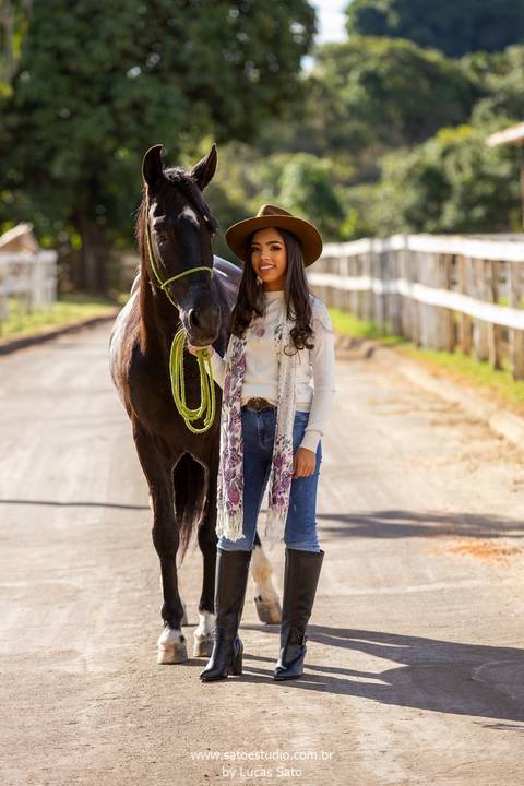 Fotografia de 15 anos com cavalo realizado na fazenda na região de São Gotardo-MG. #15anos #book #meninaelivro #ensaio15anos #saogotardo #ensaiocomcavalo'