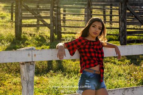 Fotografia de 15 anos com cavalo realizado na fazenda na região de São Gotardo-MG. #15anos #book #meninaelivro #ensaio15anos #saogotardo #ensaiocomcavalo'