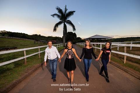 Fotografia de 15 anos com família realizado na fazenda na região de São Gotardo-MG. #15anos #book #meninaelivro #ensaio15anos #saogotardo #ensaiocomcavalo'