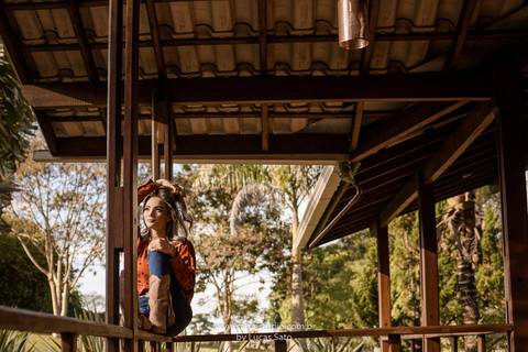 Ensaio feminino realizado na cidade de Matutina-MG. Ensaio 18 anos. Vestido 18 anos e chapéu'