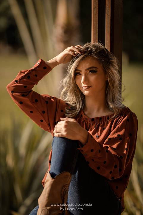 Ensaio feminino realizado na cidade de Matutina-MG. Ensaio 18 anos. Vestido 18 anos e chapéu'