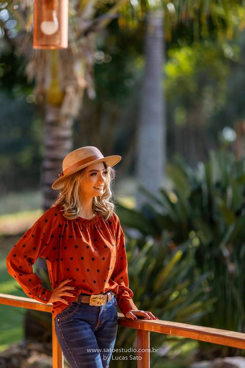 Ensaio feminino realizado na cidade de Matutina-MG. Ensaio 18 anos. Vestido 18 anos e chapéu'