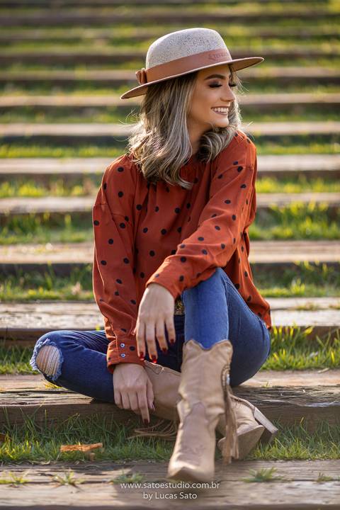 Ensaio feminino realizado na cidade de Matutina-MG. Ensaio 18 anos. Vestido 18 anos e chapéu'