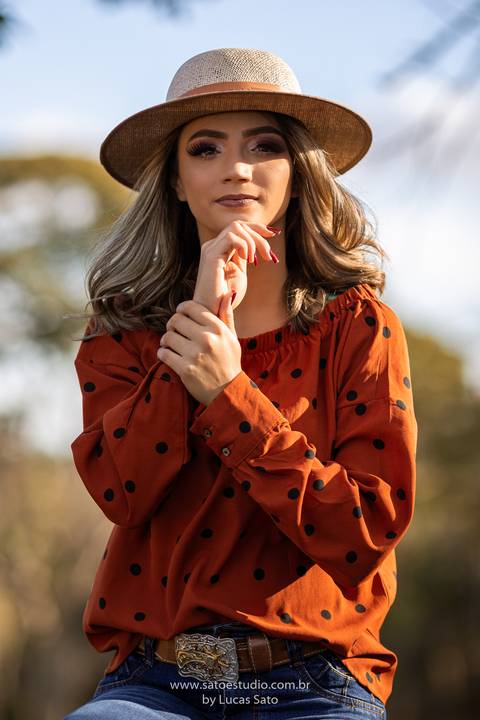 Ensaio feminino realizado na cidade de Matutina-MG. Ensaio 18 anos. Vestido 18 anos e chapéu'